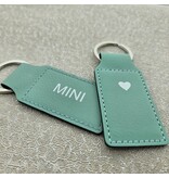 Leren sleutelhanger rechthoek met logo in turquoise 33x70mm - per 1 stuk