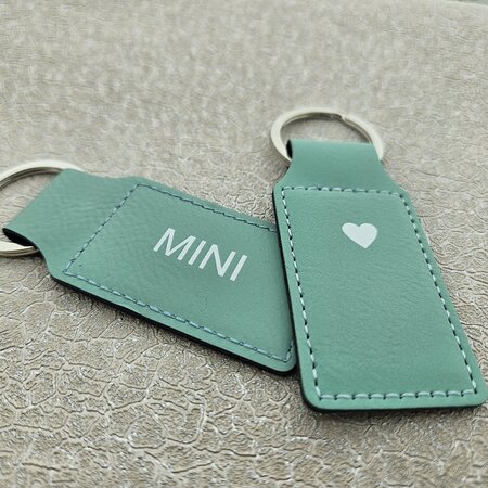Leren sleutelhanger rechthoek met logo in turquoise 33x70mm - per 1 stuk