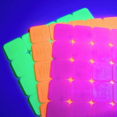 Fluorescerende breekmunten van plastic met 25 munten per matje - per 1000 stuks