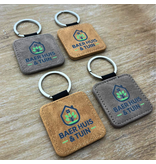 Leren sleutelhanger vierkant met logo in grijs 50x50mm - per 1 stuk