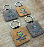 Leren sleutelhanger vierkant met logo in lichtbruin 50x50mm - per 1 stuk