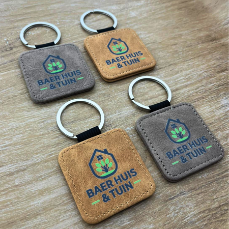 Leren sleutelhanger vierkant met logo in lichtbruin 50x50mm - per 1 stuk