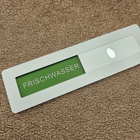 Aluminium schuifbordje eigen tekst 125x35mm met tape - per stuk