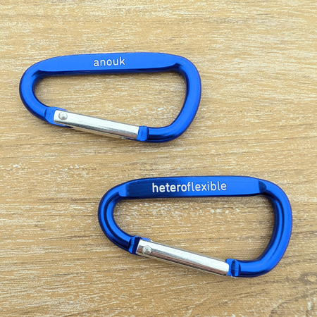 CombiCraft Karabijnhaak met tekst gravering 60x30mm blauw - per stuk