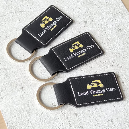 Leren sleutelhanger rechthoek met logo in zwart 33x70mm - per 1 stuk