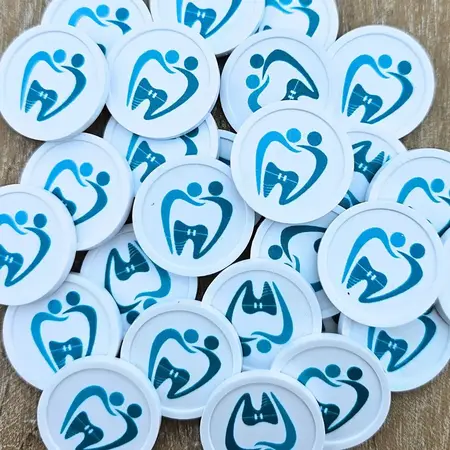 Kleine plastic munten Ø23mm met jouw eigen ontwerp - per 100 stuks