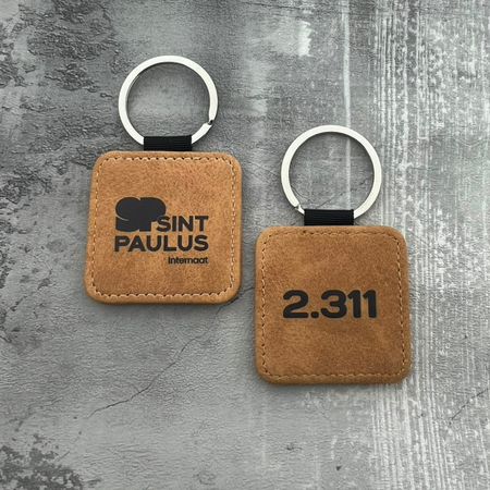 Leren sleutelhanger vierkant met logo in lichtbruin 50x50mm - per 1 stuk