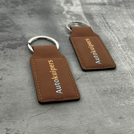 Leren sleutelhanger rechthoek met logo in bruin 33x70mm - per 1 stuk