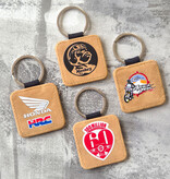 Leren sleutelhanger vierkant met logo in lichtbruin 50x50mm - per 1 stuk