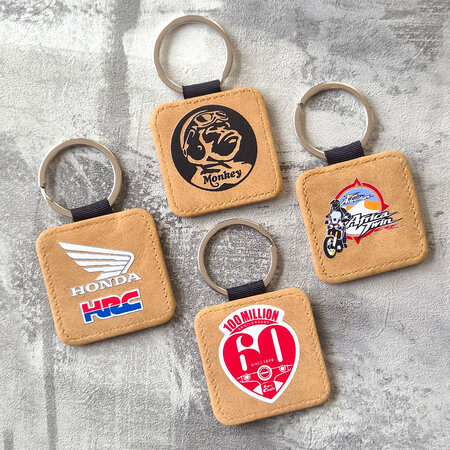 Leren sleutelhanger vierkant met logo in lichtbruin 50x50mm - per 1 stuk