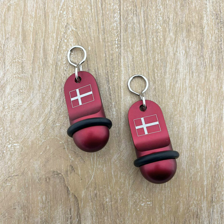 CombiCraft Mini Classic aluminium hotelsleutelhanger in rood met zilveren gravering