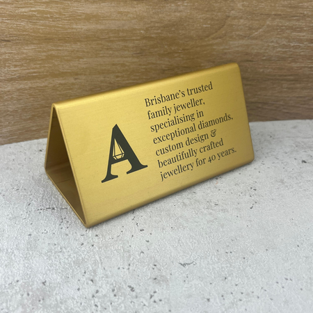 Tafelbordje Cody van goudkleurig aluminium met eigen ontwerp 100x55mm - per 1 stuk