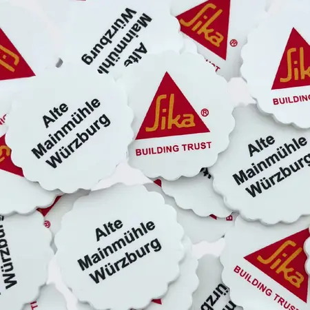 CombiCraft Witte golvende plastic munten Ø38mm met jouw eigen ontwerp - per 100 stuks