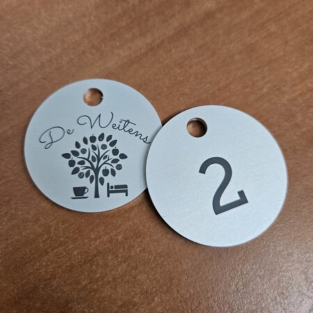 CombiCraft Aluminium sleutellabel met nummer en logo zilverkleurig tweezijdige gravering - per stuk