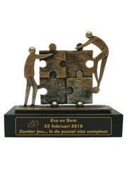  Gegoten metalen bokaal met gravure; puzzel 200x80x185mm