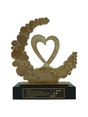  Gegoten metalen bokaal met hart en gravering 235x80x280mm