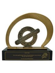  Bokaal van gegoten metaal met gravering; gefeliciteerd 210x80x205mm