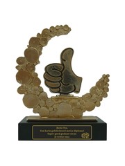  Bokaal van gegoten metaal met gravering; dikke duim 235x80x280mm