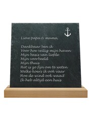  Leisteen met houten standaard, 20x20cm