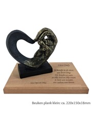  Beeld: kinderhandje in hart en hand met beuken plank