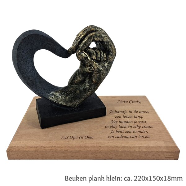 Beeld: kinderhandje in hart en hand met beuken plank