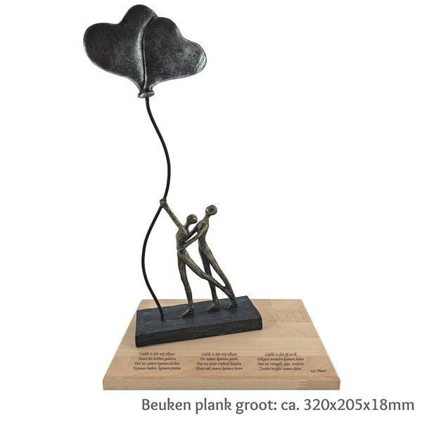 Beeld: paar met liefdesballon en beuken plank