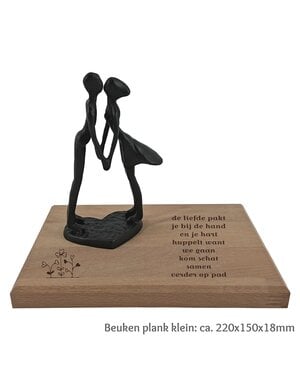  Beeld: kussend paar met beuken plank