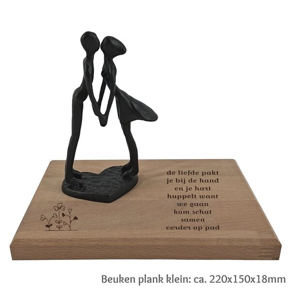 Beeld: kussend paar met beuken plank