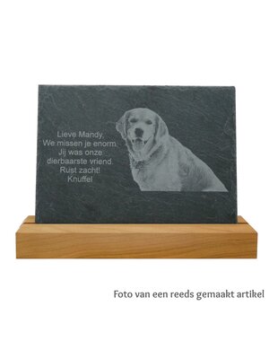  Leisteen met houten standaard, 20x15cm