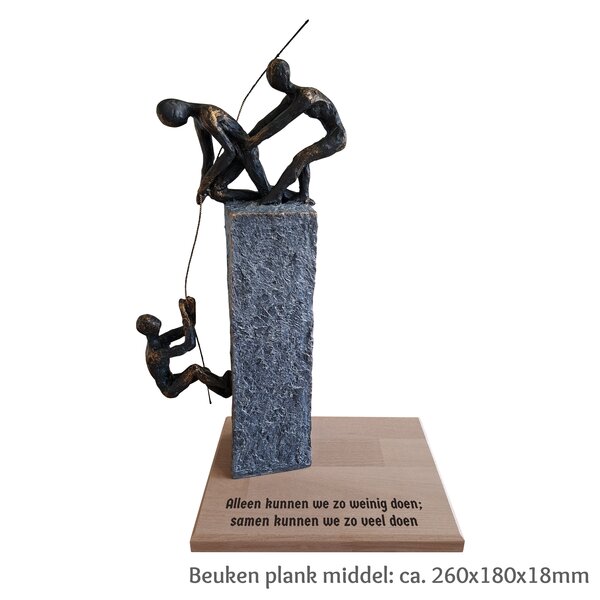 Helpen / teamwork met beuken plank