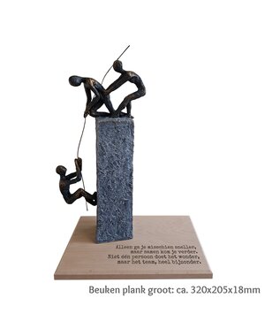  Helpen / teamwork met beuken plank