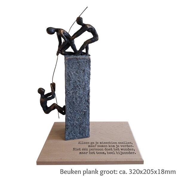 Helpen / teamwork met beuken plank