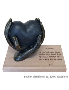  Hart in handen met beuken plank