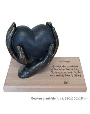  Hart in handen met beuken plank