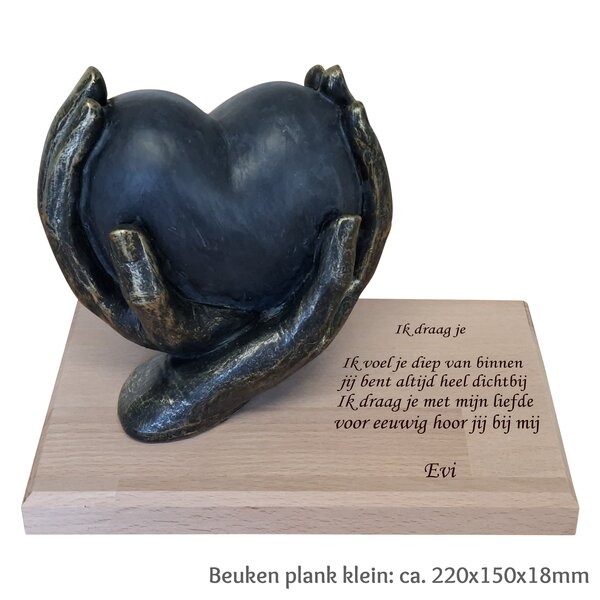 Hart in handen met beuken plank