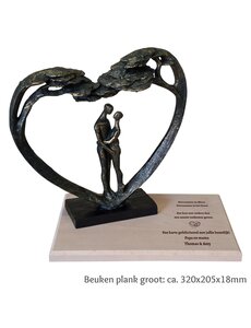  Paar onder de liefdes boom met beuken plank