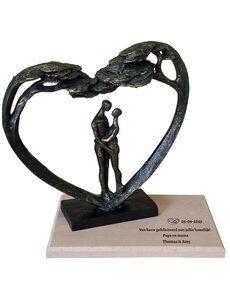  Paar onder de liefdes boom met beuken plank