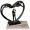 Paar onder de liefdes boom met beuken plank
