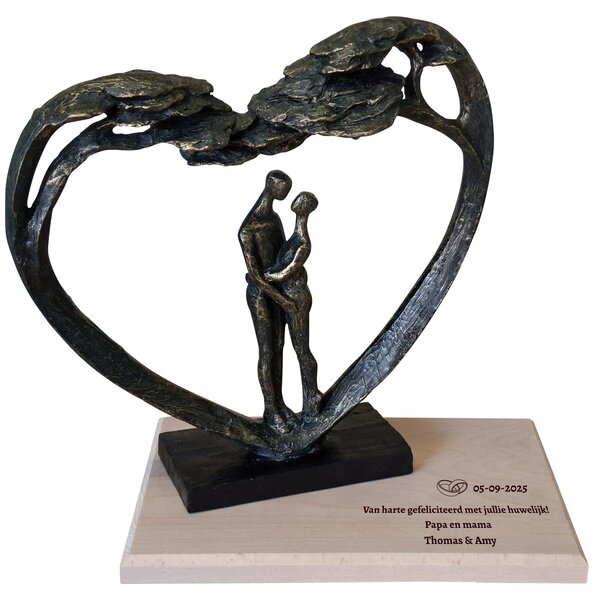 Paar onder de liefdes boom met beuken plank