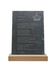  Leisteen met houten standaard, 20x30cm