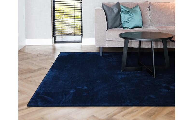 Frisco 35 - Zacht effen vloerkleed in dark blue