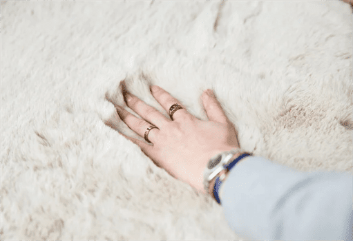 zacht vloerkleed onder bed