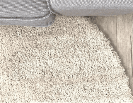 rond en hoogpolig kleed onder bed