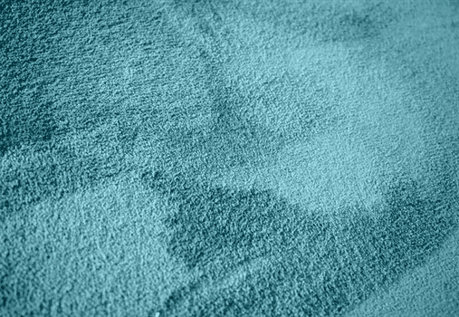 effen en rond kleed onder bed