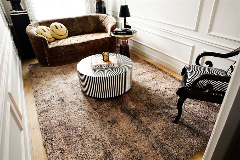 fred van leer opulence 18 kleed onder een bank