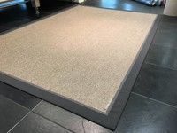 EdgarTown Grey RM23 - Naturel/Grijs sisal vloerkleed met donkergrijze band van Rivièra Maison