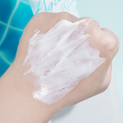 UV Aqua Rich Watery Essence Sunscreen SPF50 PA ++++ Bioré UV Aqua Rich Watery Essence Sunscreen SPF50 PA ++++