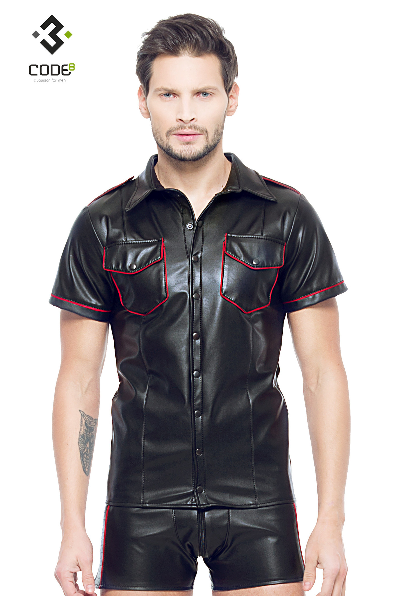 * Code8 by XXX COLLECTION Zwart leren heren shirt met rode biezen (S -M) * Code8 by XXX COLLECTION Zwart leren heren shirt met rode biezen (S -M)