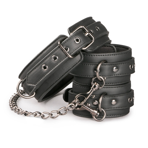 Kunstleren halsband met enkelboeien Kunstleren halsband met enkelboeien