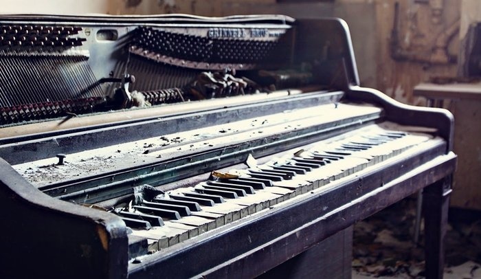 oude kapotte piano